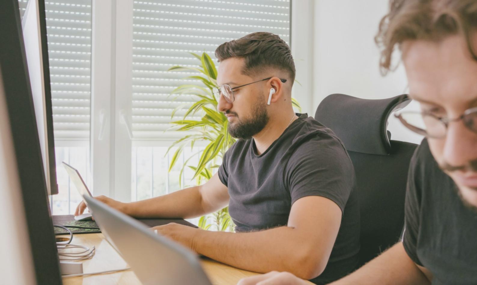 Profesionales trabajando con análisis financiero
